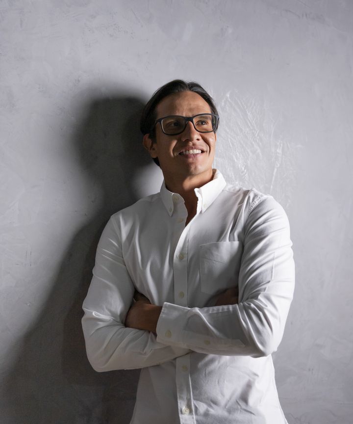 Fosdi Filinich, de camisa blanca y brazos cruzados