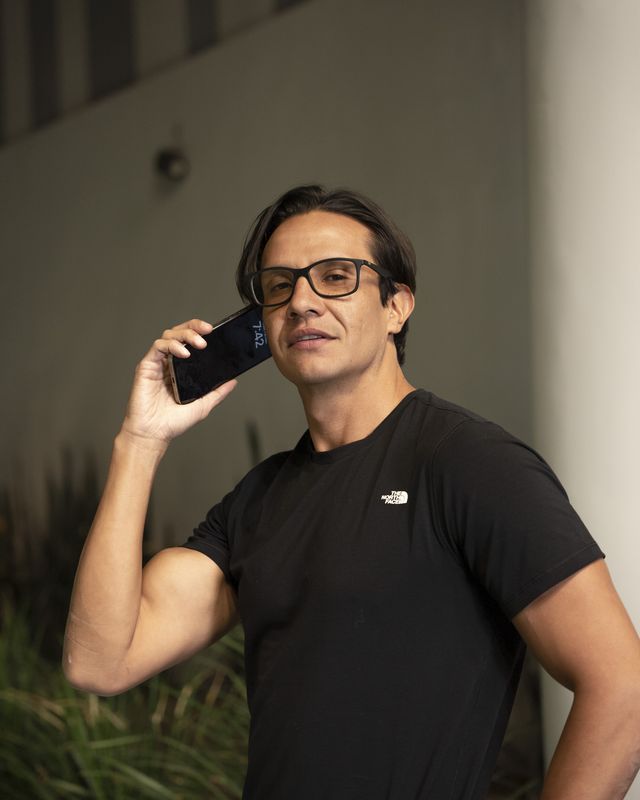 Fosdi Filinich hablando por teléfono